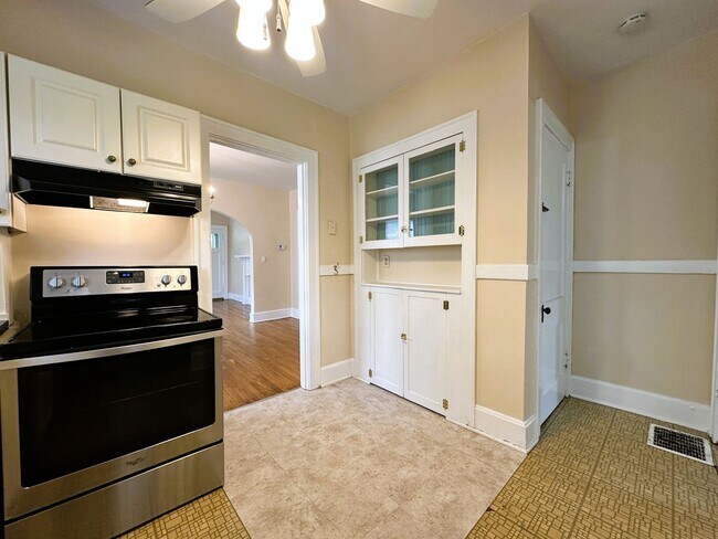 Building Photo - Beautiful, Historic House! Hardwood Floors, Full Basement, Detached Garage; W/D, Pets Ok!