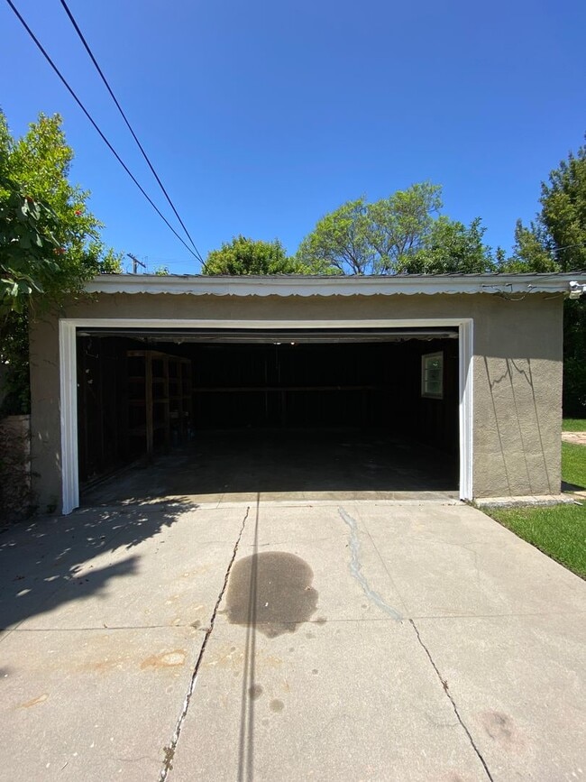 Building Photo - 2335 S Garth Ave