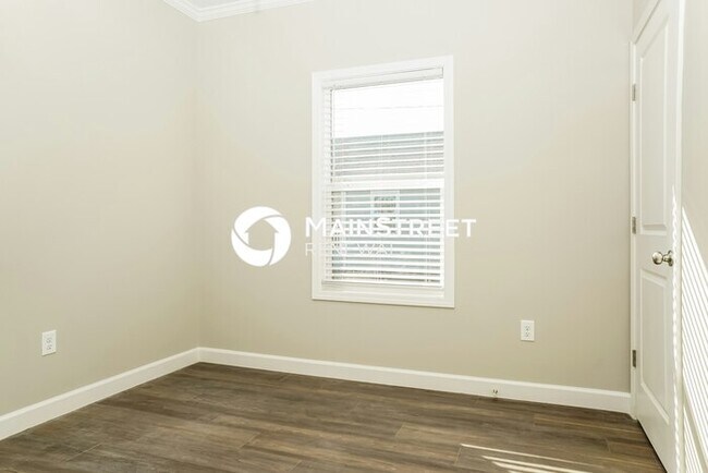 Building Photo - 4 Bedroom Pet-Friendly Home in North Port, FL with Main Street Renewal