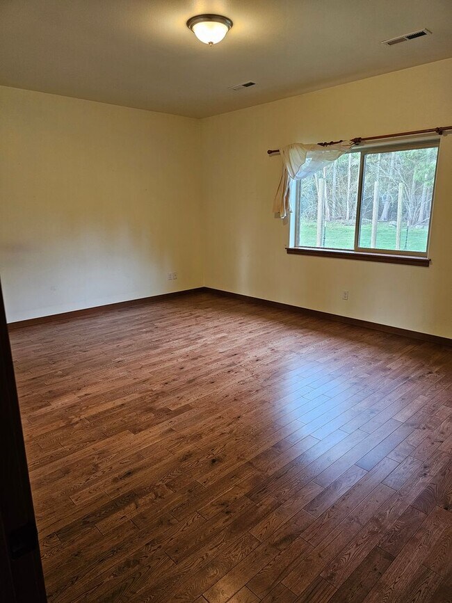 Building Photo - 4 Bedroom Home in Mountain Vista Community!