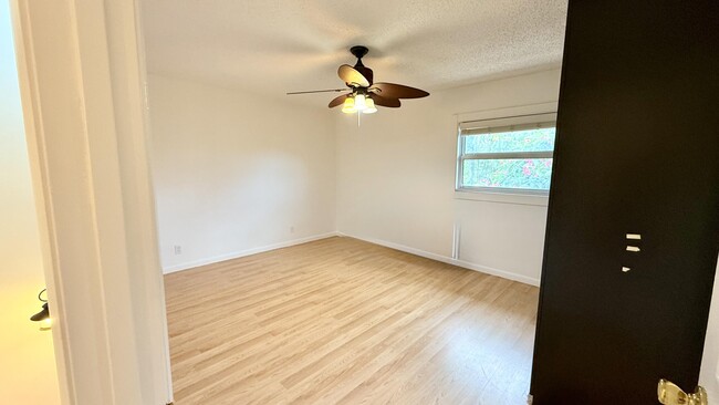 Building Photo - 9243 Green Meadows Way