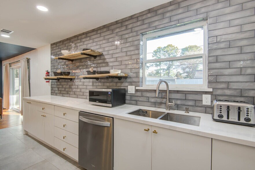 Building Photo - 9515 Meadowglen Ln