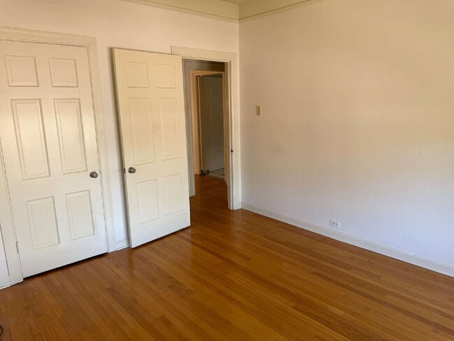 Building Photo - Beautiful two bedroom/1 bathroom with Original Details