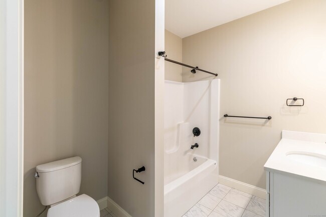 Building Photo - 502 Edgewater Cir