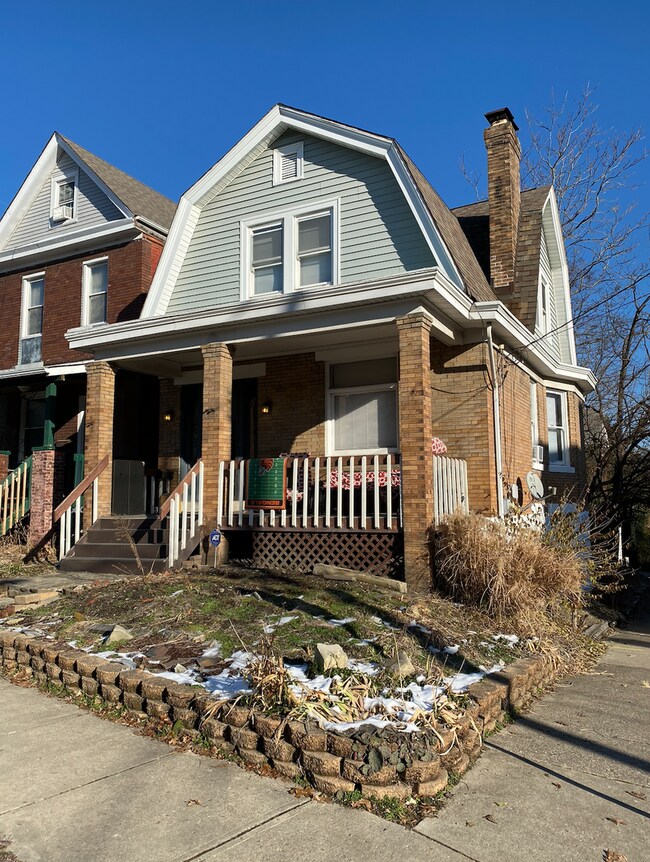 Building Photo - 4 Bedroom House Located Near UC's Campus