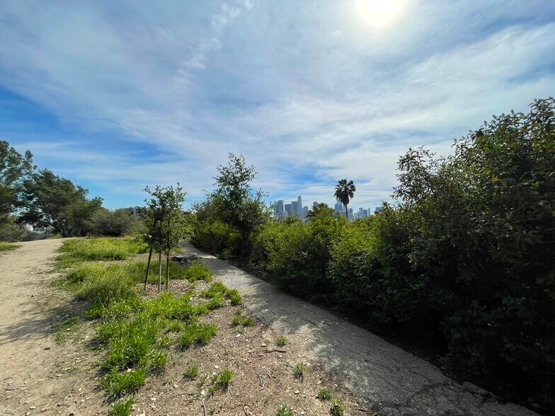 Building Photo - 1306 Montana St