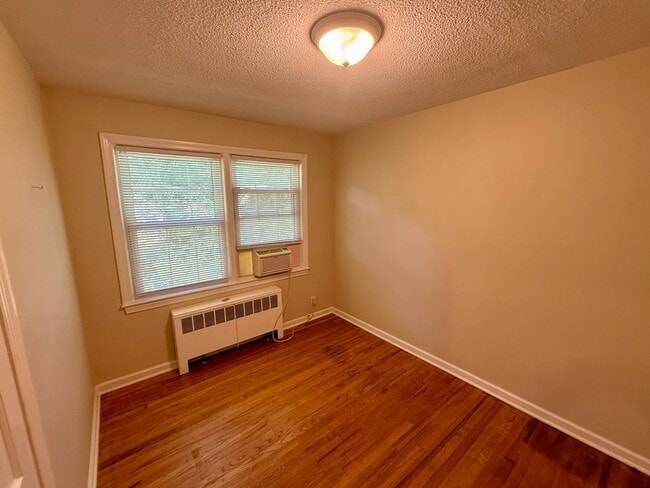 Building Photo - Two bedroom, 1 bath condo in Burlington (Brookwood Garden) Water and heat included!-$150 off depo...
