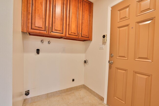 Building Photo - 1327 Essex Way