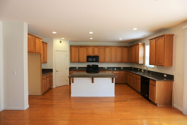 Building Photo - Spacious family home