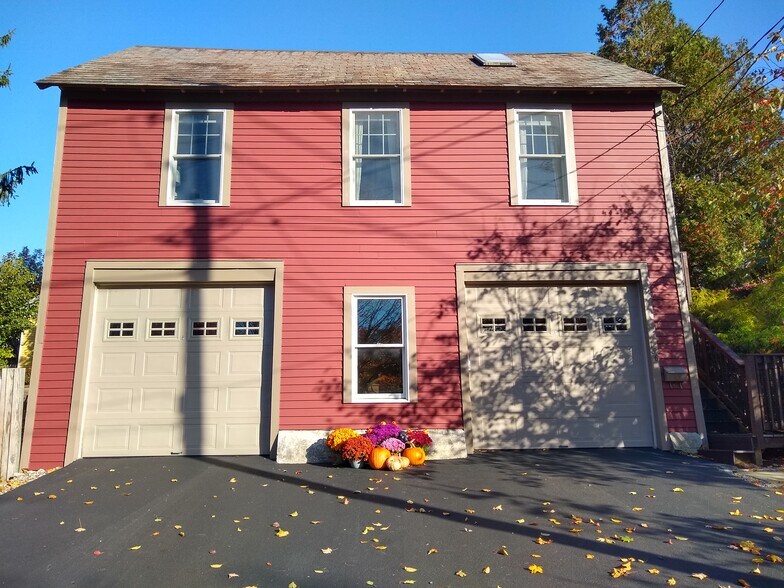 Stop sharing walls w/ neighbors - your own carriage house, west-facing, great sun, recently painted! - 156 Henry St