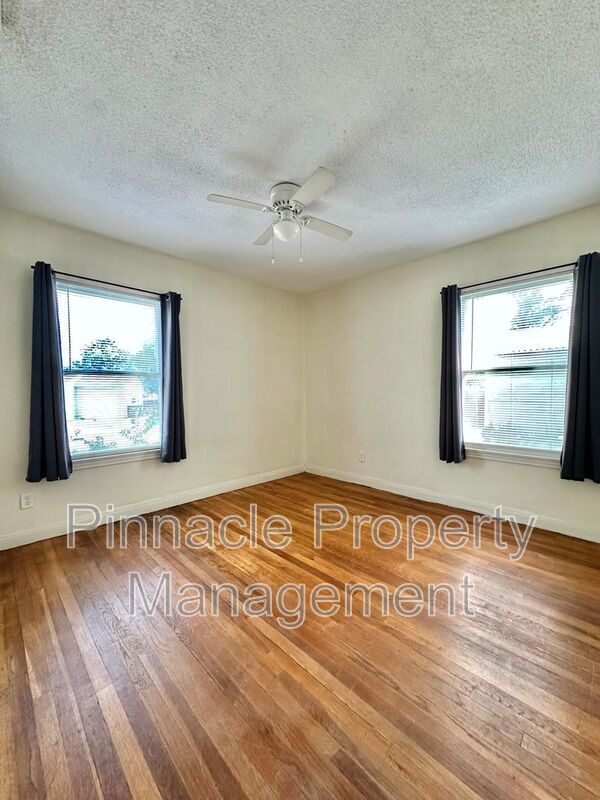 Building Photo - 421 S Van Buren St
