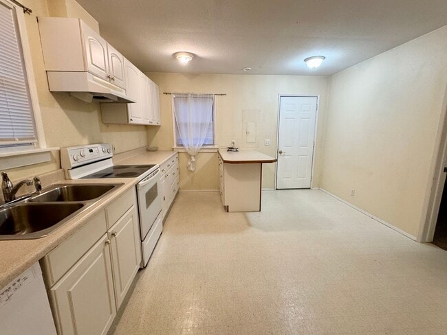 Building Photo - Now Available – Charming 2-Bedroom Cottage in Shelton!