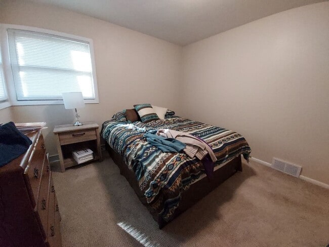 Building Photo - 2 Bedroom 1.5 Bathroom duplex in Hudson