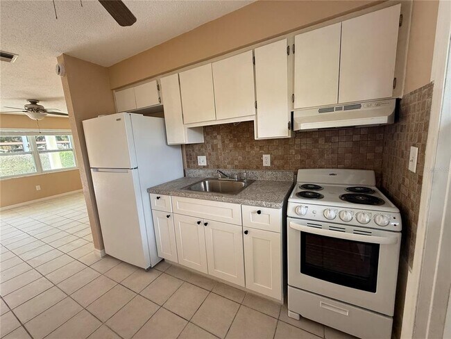Building Photo - 7057 Sunset Dr S