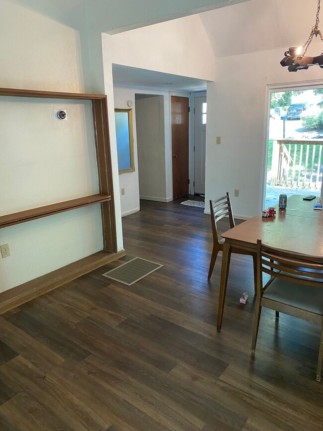 Building Photo - 3008 W University Ave