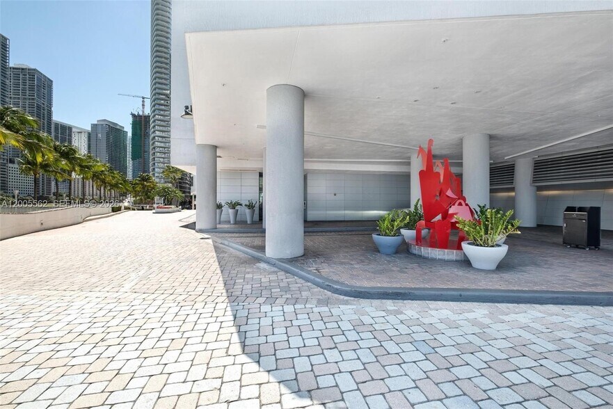 Building Photo - 325 S Biscayne Blvd