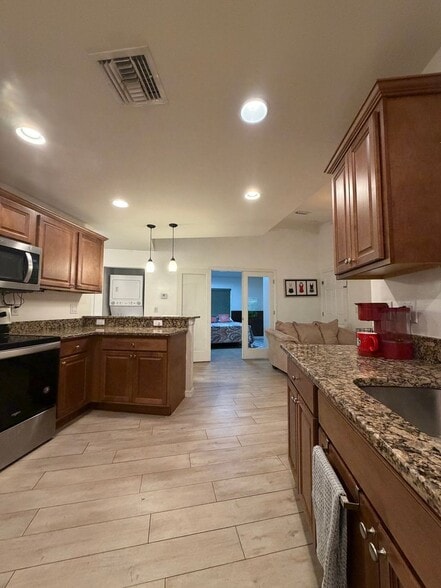 Building Photo - 502 W 9th St