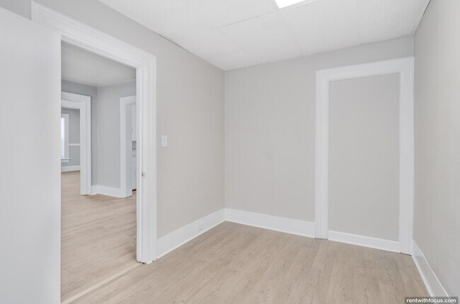 Building Photo - 818/818A Bowen St