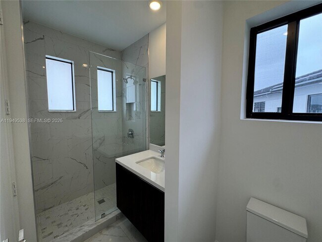 Building Photo - 19670 NE 14th Ct