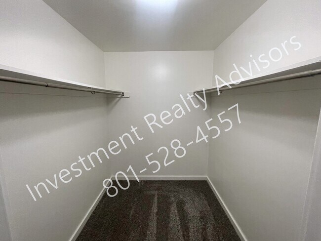 Building Photo - Renovated Unit in Murray!