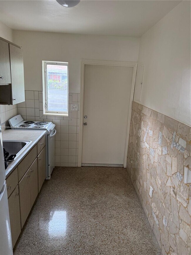 Building Photo - 301 SW 9th St