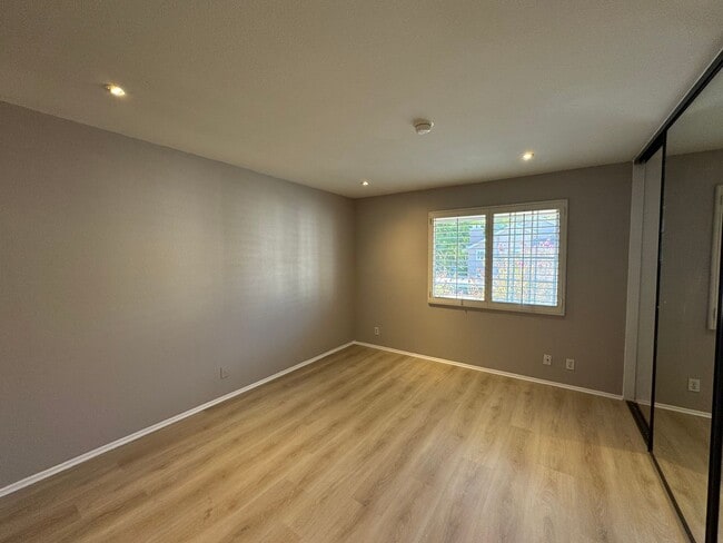 Building Photo - Bright and Airy 2Bd/2Ba Condo w/AC, W/D an...
