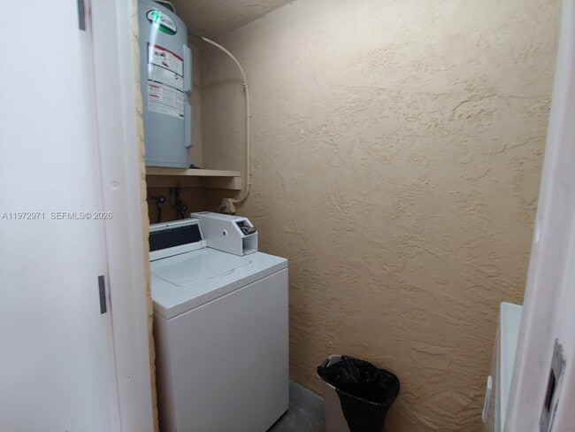 Building Photo - 690 W Park Dr