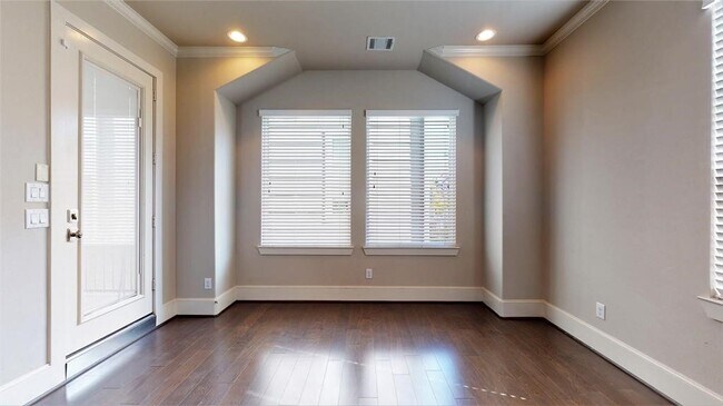 Building Photo - 2724 Rutland St