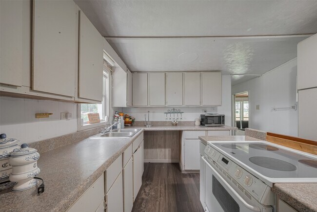 Building Photo - 2316 Green Meadows Dr