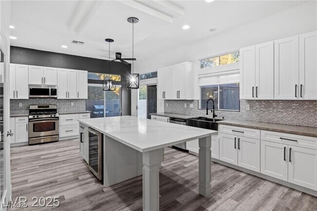 Building Photo - 4630 Laguna Vista St