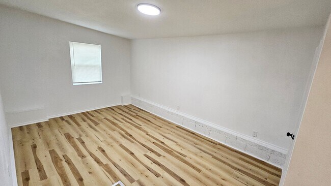 Building Photo - Remodel-Lots of Yard Space-3 Bed/2 Bath