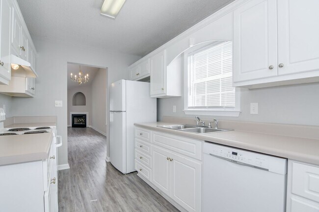 Building Photo - Updated 2 Bed 2 Bath Townhouse