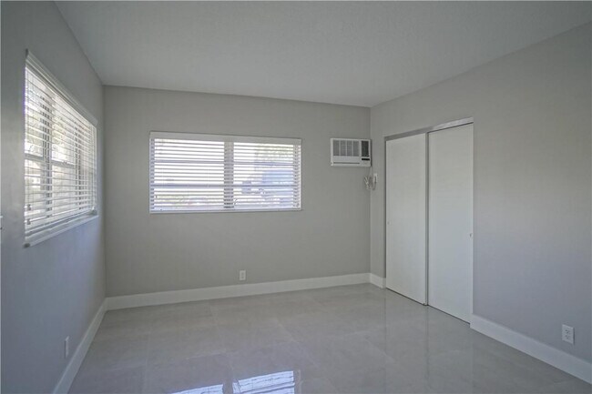 Building Photo - 640 NE 7th Ave