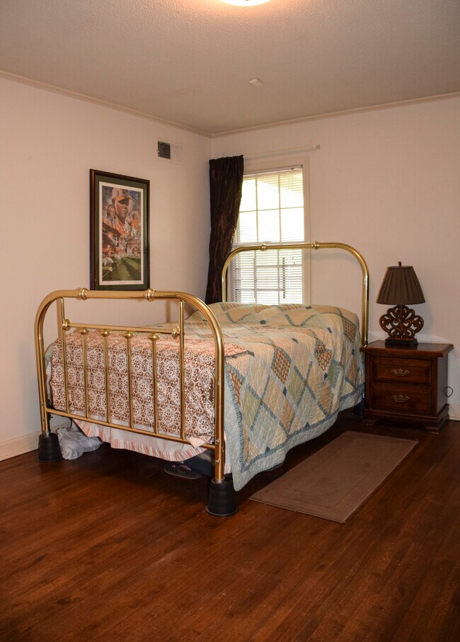 Building Photo - 596 Country Club Ln