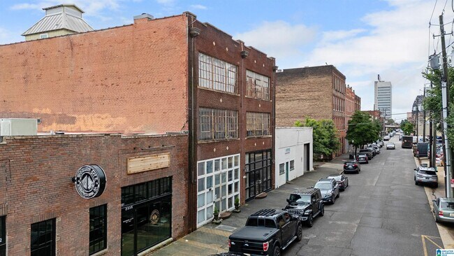Building Photo - 2327 Morris Ave