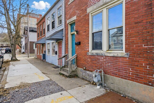 Building Photo - 4 bed, 1.5 bath Southside Flats Apartment!