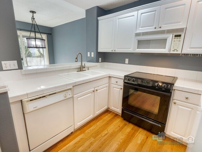 Building Photo - 2 Bedroom, 2.5 Bath Close to Nike and Intel!