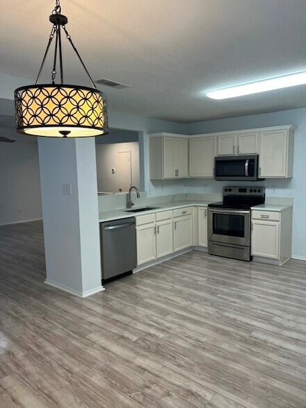 Building Photo - 2132 Van Zandt Dr
