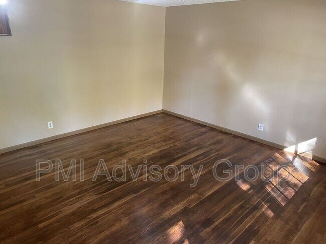 Building Photo - 2213 SE Davies St