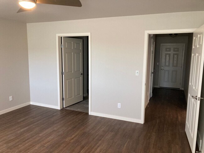 Building Photo - 4 Bed 3 Bath Twin Home