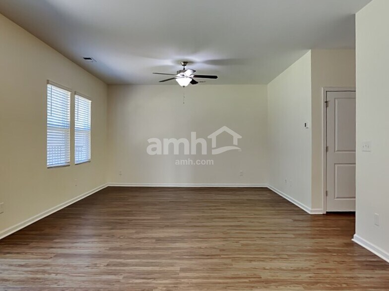 Building Photo - 136 Orion Way