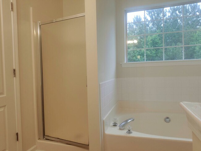 Building Photo - 10600 Redbud Ln