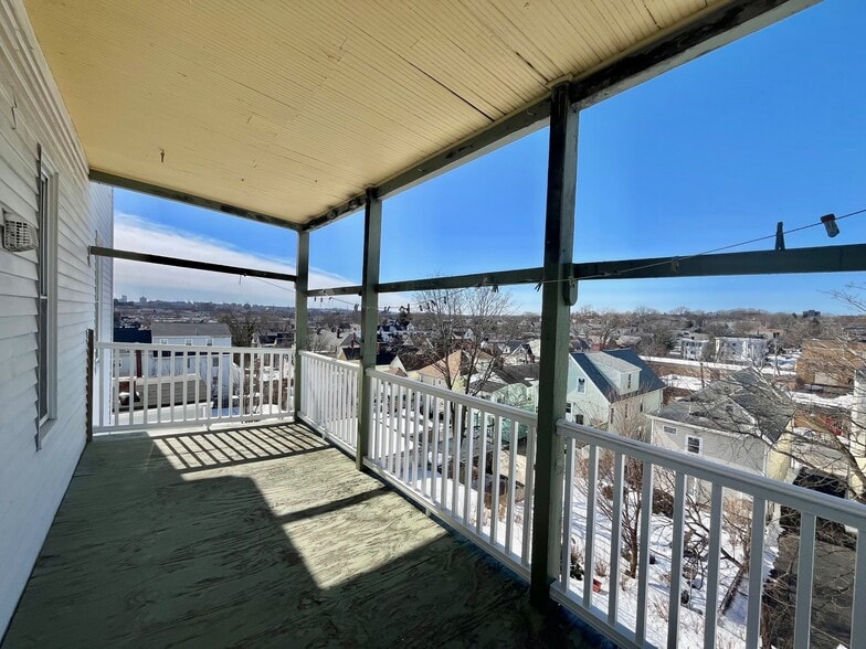 Building Photo - 48 Putnam St