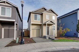 Building Photo - CUSTOM 3 BR 2.5 PET FRIENDLY HOME! A/C!