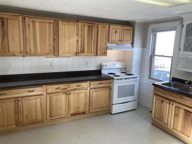 Building Photo - 27 Grove St