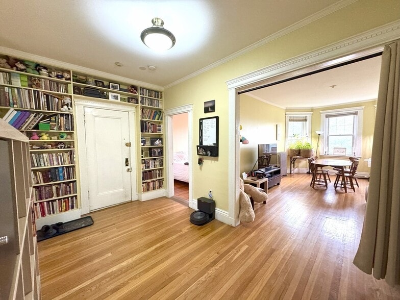 Building Photo - 378 Riverway