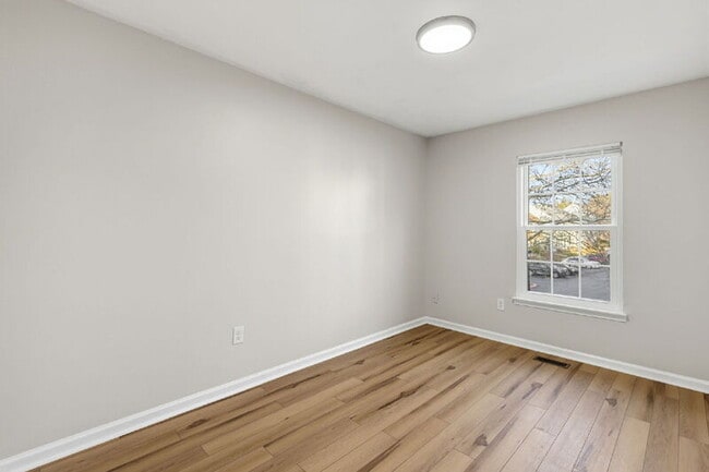 Building Photo - 335 Fullerton Pl