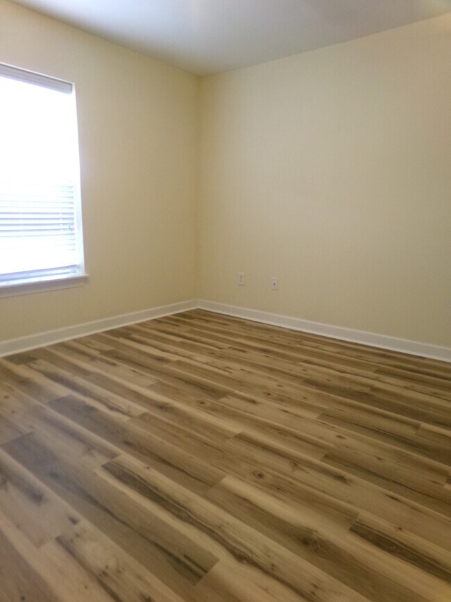 Building Photo - 1041 Fairway Ln