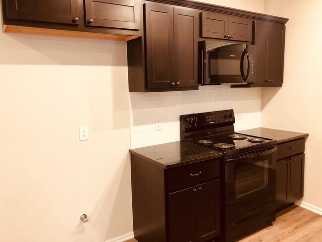 Building Photo - 3 bed 2 bath with 2 car garage duplex for rent in Edmond near Broadway and 2nd Street!