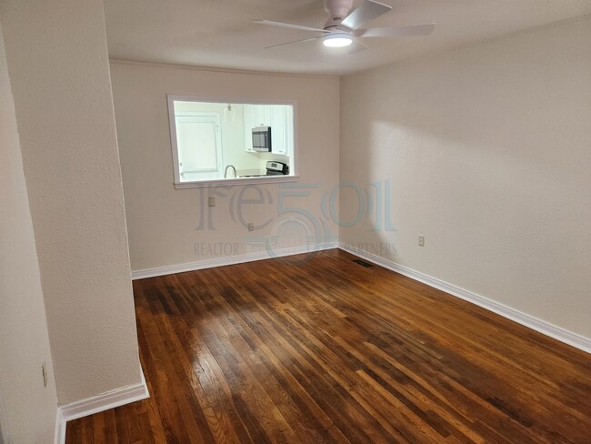 Building Photo - N Elm Duplex (200-202)